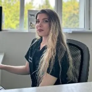 Fotografia de profil a Dr. Alexandra Cerlincă