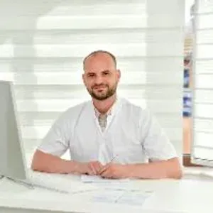 Fotografia de profil a Dr. Alexandru Cotârlea