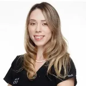 Fotografia de profil a Dr. Andreea Mareș