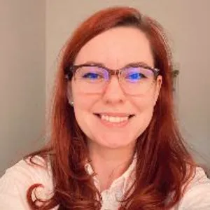 Fotografia de profil a Dr. Izabela Deverdics