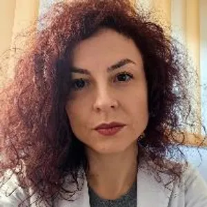Fotografia de profil a Dr. Ioana Hreniuc
