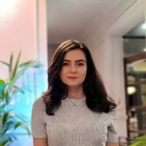 Fotografia de profil a Dr. Raluca Lascu
