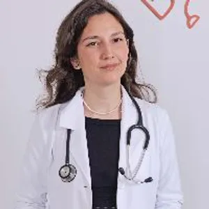 Fotografia de profil a Dr. Ruxandra Țuca (Capotă)